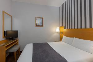 Postel nebo postele na pokoji v ubytování Hotel Lyon