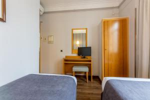 TV a/nebo společenská místnost v ubytování Hotel Lyon