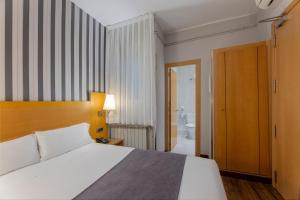 Postel nebo postele na pokoji v ubytování Hotel Lyon