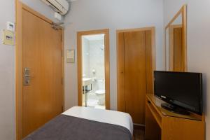 Postel nebo postele na pokoji v ubytování Hotel Lyon