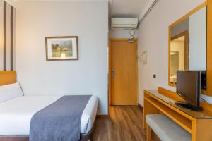TV a/nebo společenská místnost v ubytování Hotel Lyon