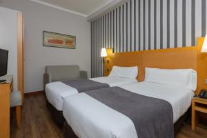 Postel nebo postele na pokoji v ubytování Hotel Lyon