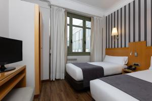 Postel nebo postele na pokoji v ubytování Hotel Lyon