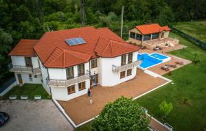Bazén v ubytování Nice Home In Donji Prolozac With Wifi nebo v jeho okolí