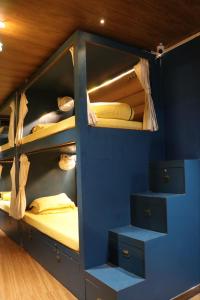 Palanda nebo palandy na pokoji v ubytování Sinhassan Dormitory Hostel Juhu