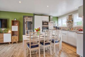 een keuken met een eettafel en stoelen bij Les Bicoques à la mer - "Un air de Bicoque" in Dives-sur-Mer +11 foto's