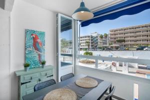 サン・バルトロメにあるApartamento Yumbo Playa Del Inglesのテーブルと窓のあるダイニングルーム