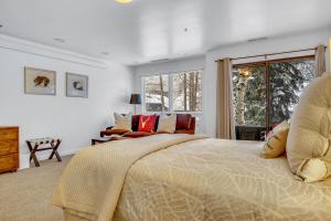 Ένα ή περισσότερα κρεβάτια σε δωμάτιο στο Stonebridge at Deer Valley #1145