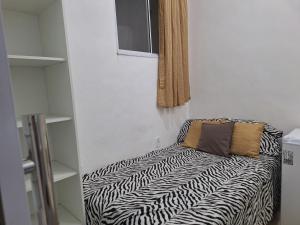 divano zebrato in una stanza con finestra di Linda Kitnet Mobiliada 03 a Salvador