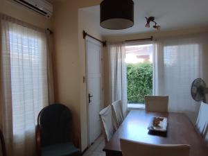 Un comedor con una mesa y una ventana. en Casa Amplia Avenida Solari, en La Paloma