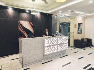 Vstupní hala nebo recepce v ubytování Hotel Almora Sky Near By Delhi International Airport with - Free Airport Pickup and Drop