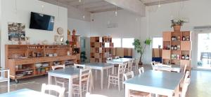 een eetkamer met tafels en stoelen en een tv bij TerreAmare Agriturismo in Porto Cesareo