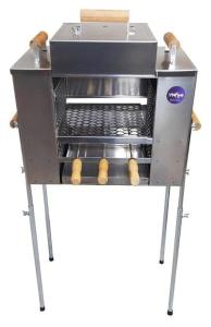 einen kommerziellen Grill mit Brotstangen auf einem Stand in der Unterkunft Sítio zona rural de Teresina in Teresina