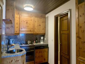 Kuchyň nebo kuchyňský kout v ubytování Apartment Residenza Chesa Margun 15-6 by Interhome