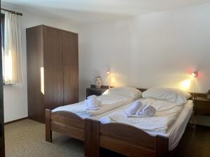 Postel nebo postele na pokoji v ubytování Apartment Residenza Chesa Margun 15-6 by Interhome