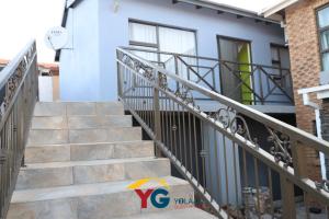 a set of stairs leading up to a house at Yolaan Guesthouse in Sterkspruit