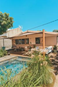 サン・ピエールにあるTulsi House - Maison 4 voyageursの庭にスイミングプールがある家