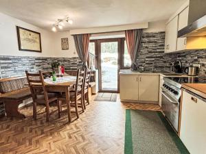 Kuchyňa alebo kuchynka v ubytovaní Holiday Home Willi by Interhome