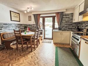 Kuchyňa alebo kuchynka v ubytovaní Holiday Home Willi by Interhome