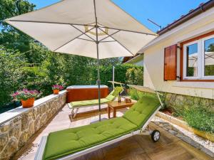 O grădină în afara Holiday Home Beni by Interhome