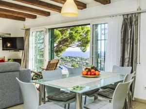 Posezení v ubytování Holiday Home Puig Romani-1 by Interhome