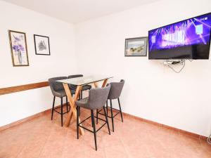 Μια τηλεόραση ή/και κέντρο ψυχαγωγίας στο Holiday Home Gorana by Interhome +17 φωτογραφίες