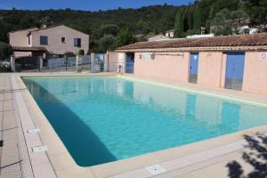 una piscina de agua azul en una villa en Villa la Baume, en Quinson