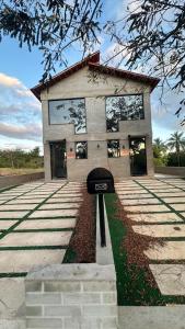 特里温福Loft Mauricio的一栋前面有邮箱的建筑物