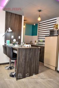 Nhà bếp/bếp nhỏ tại Céntrico y Moderno mono ambiente