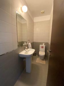 Et badeværelse på Aphrodite gardens 2 bedroom