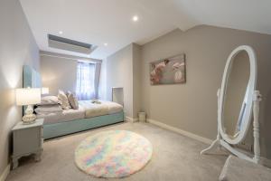 a bedroom with a bed and a large mirror at GRAND 200 SqM 3-Bedroom VILLA in London
