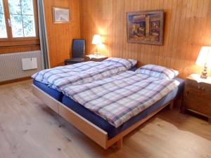 Ένα ή περισσότερα κρεβάτια σε δωμάτιο στο Apartment Chalet Clairval by Interhome