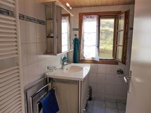Koupelna v ubytování Holiday Home Reindli by Interhome