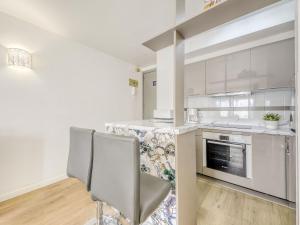 Kuchyň nebo kuchyňský kout v ubytování Apartment Port Salins by Interhome