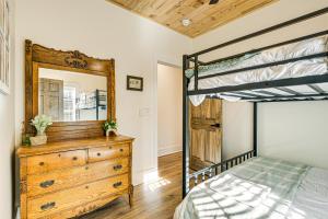Giường trong phòng chung tại Family-Friendly Barndominium Near Greenville!
