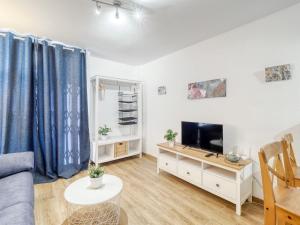 Televízia a/alebo spoločenská miestnosť v ubytovaní Studio Symar by Interhome