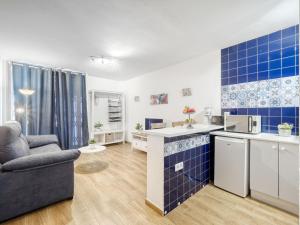 Kuchyňa alebo kuchynka v ubytovaní Studio Symar by Interhome + 13 fotografií