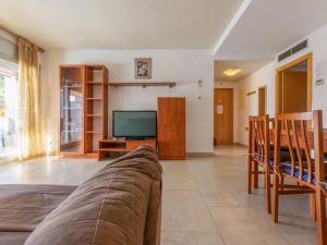 Televízia a/alebo spoločenská miestnosť v ubytovaní Apartment Aquaria Atico by Interhome