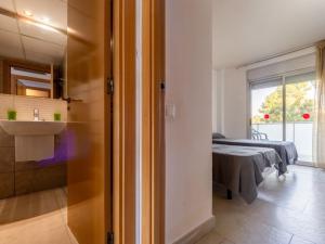 Posteľ alebo postele v izbe v ubytovaní Apartment Aquaria Atico by Interhome