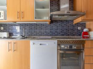 Kuchyňa alebo kuchynka v ubytovaní Apartment Aquaria Atico by Interhome + 37 fotografií
