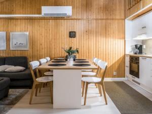 eine Küche und ein Esszimmer mit Tisch und Stühlen in der Unterkunft Holiday Home Lomakatti 10b by Interhome in Vuokatti