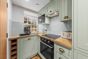 Kuchyň nebo kuchyňský kout v ubytování Tilly's Cosy Cottage Retreats - Castle Cottage