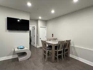 Charming 3BR 2BA with Private Patio的电视和/或娱乐中心