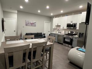 费城Charming 3BR 2BA with Private Patio的配有桌椅的厨房和客厅