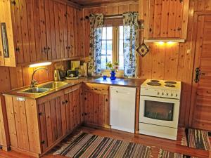 Køkken eller tekøkken på Holiday Home Midtholmen by Interhome