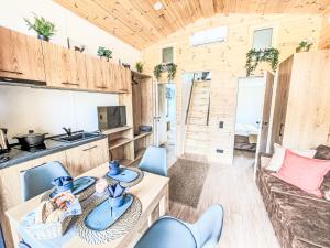 a kitchen and living room with a table and chairs at Holiday Home Tiny-Haus Glockenalm-Alpenchalet Elli by Interhome in Aurach