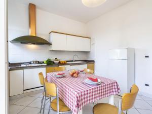 cocina con mesa y mantel rojo y blanco en Apartment Il Risveglio-6 by Interhome, en Imperia 38 fotos más
