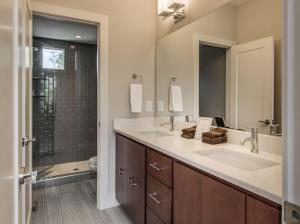 Ένα μπάνιο στο Great Location, Large Home - Roof Deck, Walk to Ni +42 φωτογραφίες