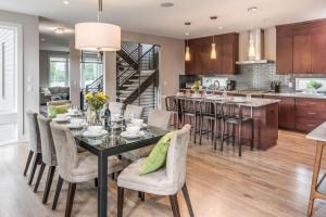 Η κουζίνα ή μικρή κουζίνα στο Great Location, Large Home - Roof Deck, Walk to Ni