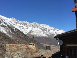 - une vue sur une montagne enneigée depuis un bâtiment dans l'établissement Apartment Miranda by Interhome, à Saas-Almagell